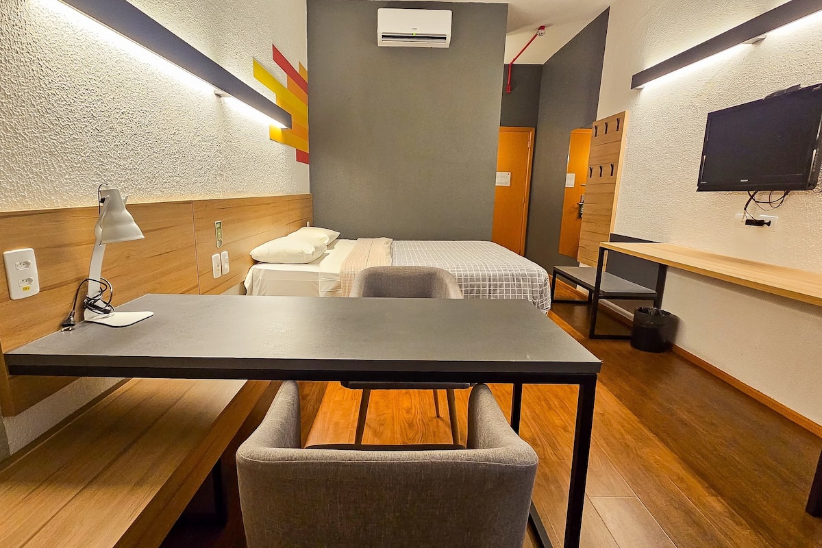 Chambre Standard, 1 lit double, accessible aux personnes à mobilité réduite | 1 chambre, minibar, coffres-forts dans les chambres, bureau