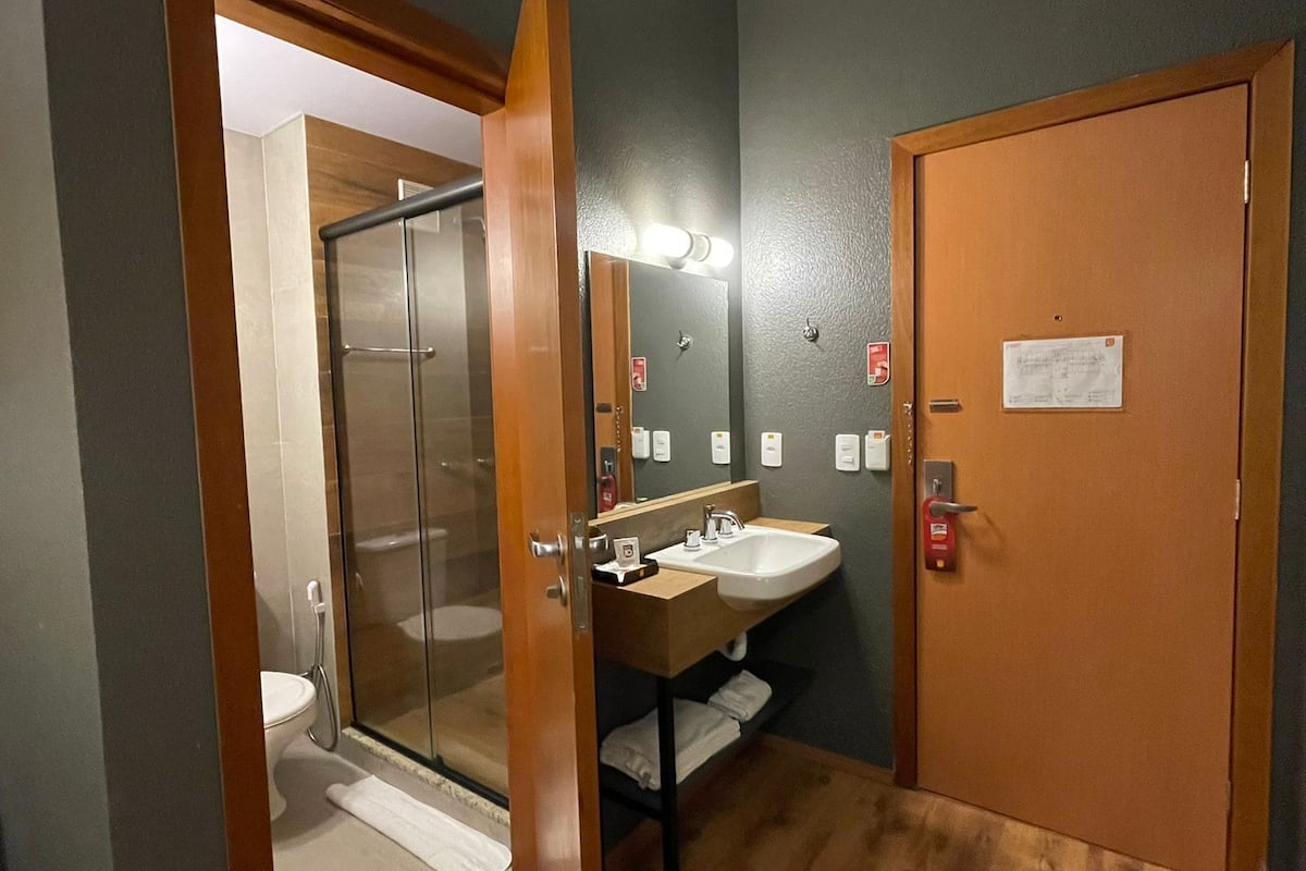 shower, rainfall showerhead, free toiletries, towels