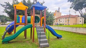 Área de juegos infantiles al aire libre