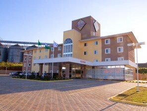 A hotel with a modern design, featuring a prominent logo on the top. - Hotel 10 Ponta Grossa (Ponta Grossa)