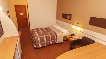Habitación de hotel con cama, escritorio, silla, mesita de noche con teléfono y unidad de aire acondicionado en la pared.