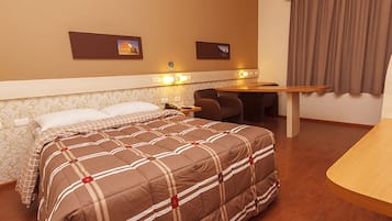 Frigobar, cofres nos quartos, escrivaninha, quartos à prova de som