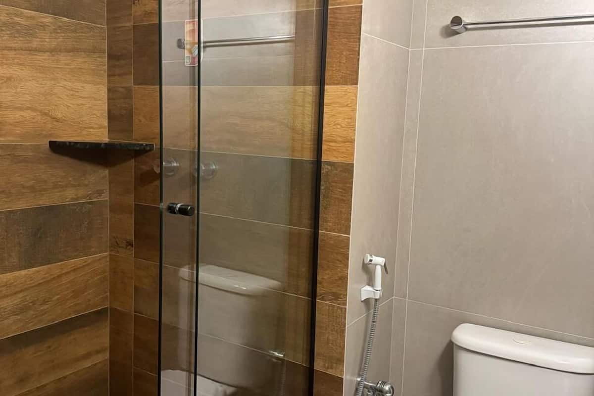 shower, free toiletries, towels