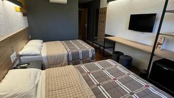 スタンダード ルーム ダブルベッド 2 台 | ミニバー、セーフティボックス (室内)、デスク、防音設備