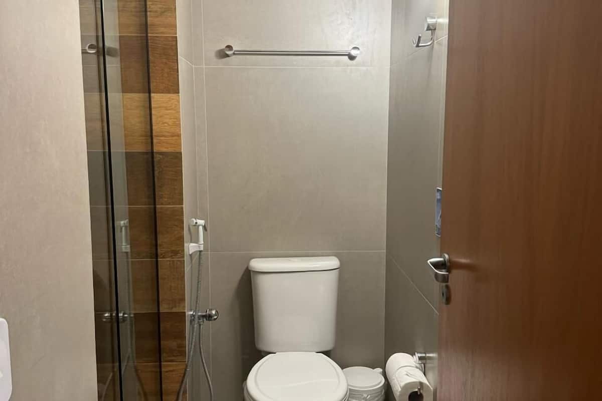 shower, free toiletries, towels