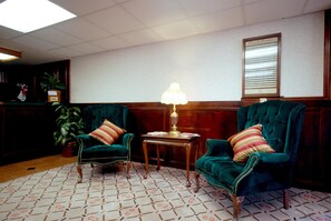Lobby sitting area - Country Hearth Inn & Suites Marietta (Marietta)