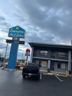 Front of property - Executive Inn and Suites Jackson (Jackson)