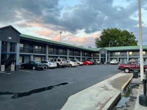 المنشأة من الخارج