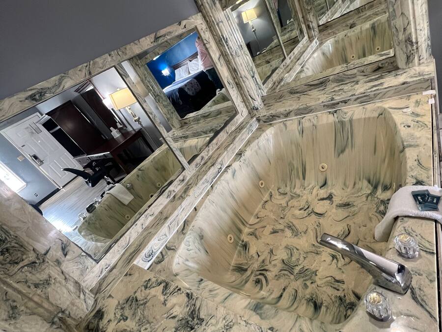 Room, 1 King Bed (with Jacuzzi)