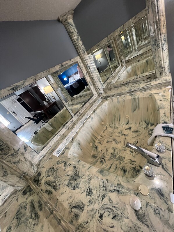 Room, 1 King Bed (with Jacuzzi) | Desk, iron/ironing board, free WiFi - Executive Inn and Suites Jackson (Jackson)