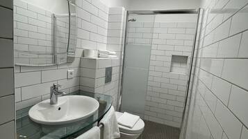 Comfort Double Room (Plus) | Bathroom | Shower, free toiletries, hair dryer, towels
