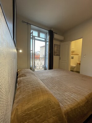 Dobbeltrom – comfort | Safe på rommet, individuelt dekorert, individuelt innredet og skrivebord