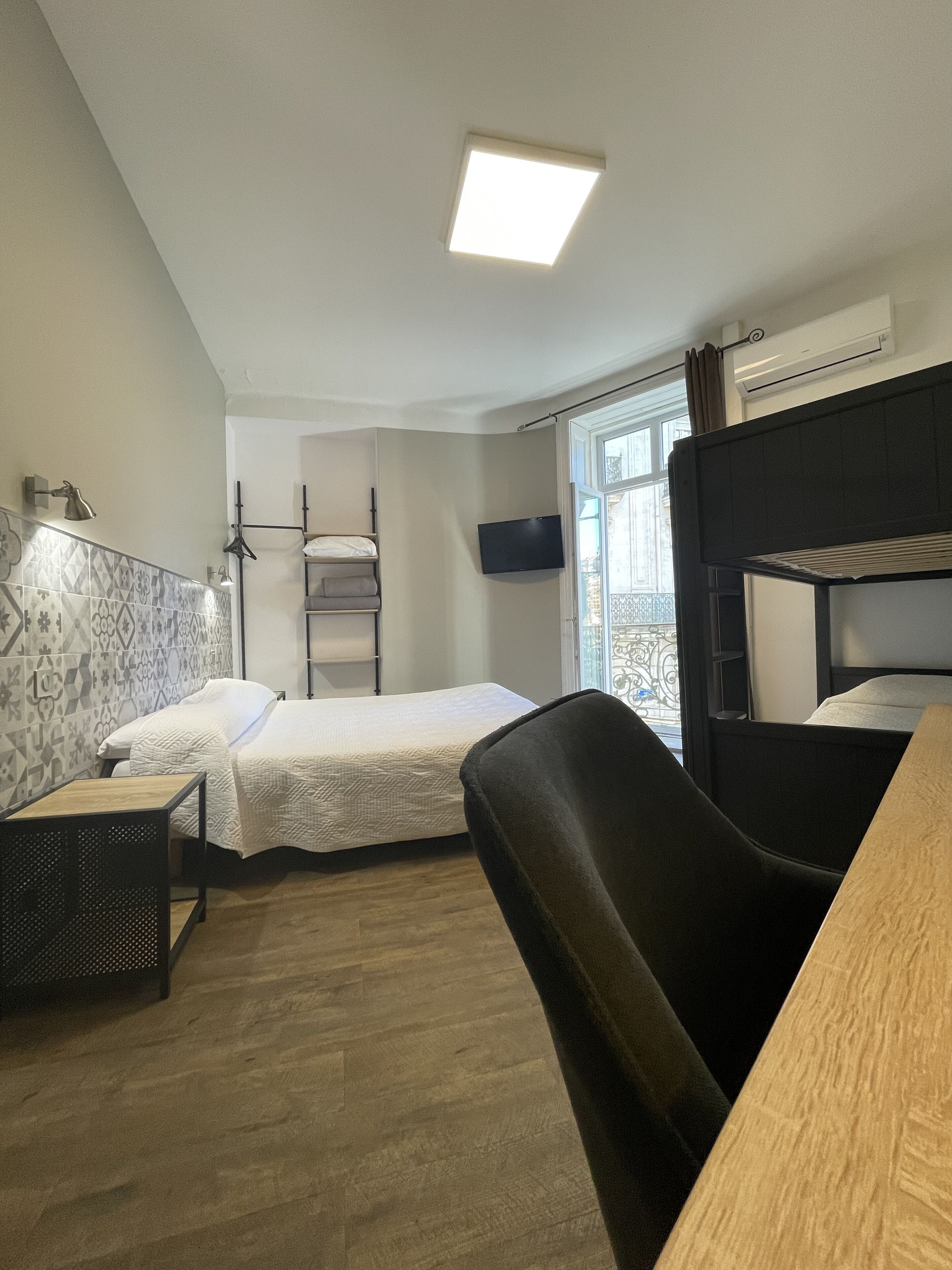 خزنة داخل الغرفة وبديكورات فريدة لكل غرفة وطراز فريد لكل وحدة ومكتب