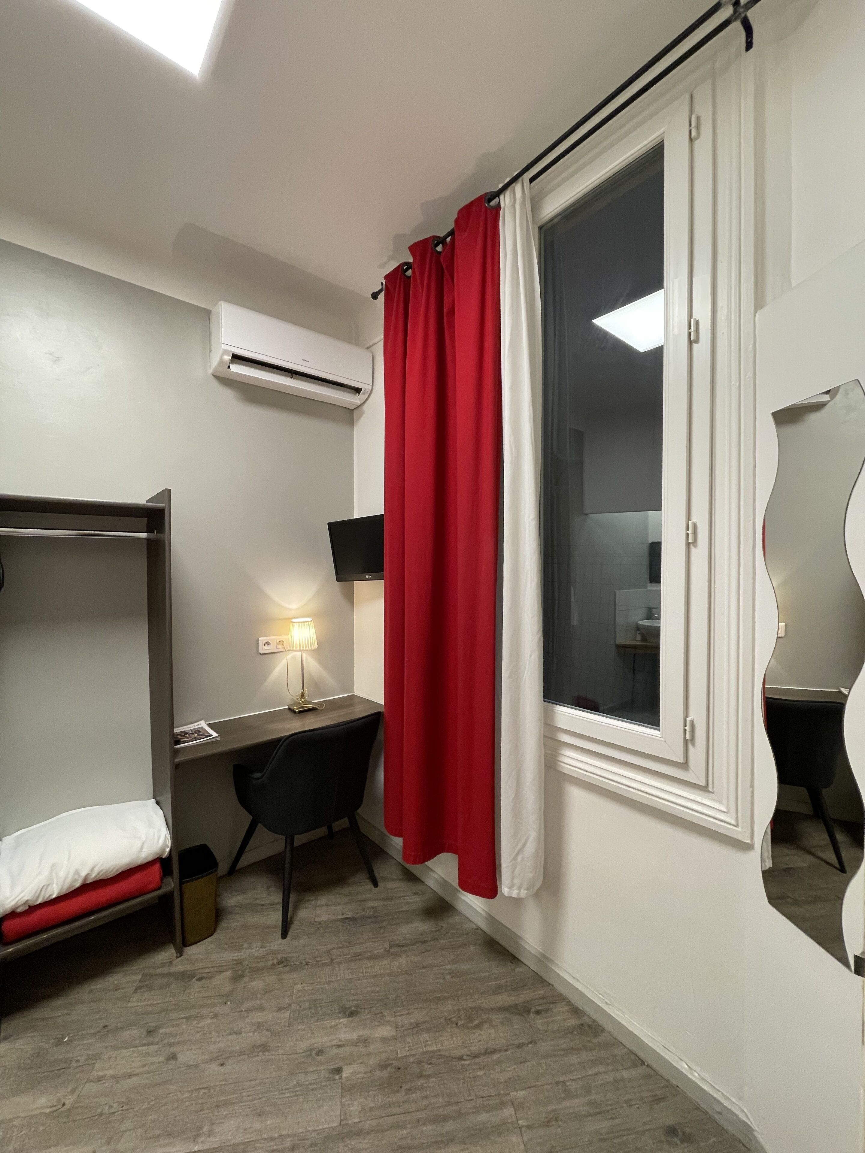 Kamar Single Ekonomi | Brankas dan didekorasi berbeda-beda