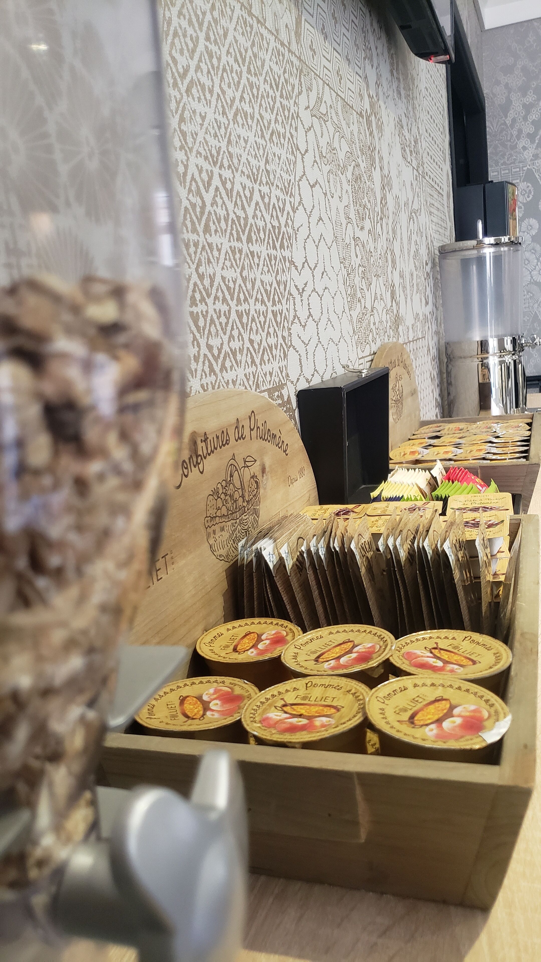 Daily continental breakfast (EUR 10 per person)