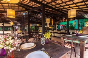 Petit déjeuner et déjeuner servis sur place, spécialités Cuisine fusion