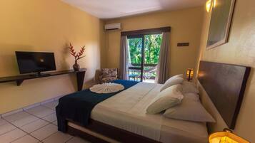 Frigobar, cofres nos quartos, escrivaninha