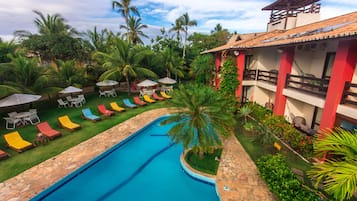 Piscina externa, espreguiçadeiras