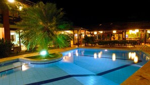 Outdoor pool, pool loungers - Porto Zarpa Hotel (Mata de São João)