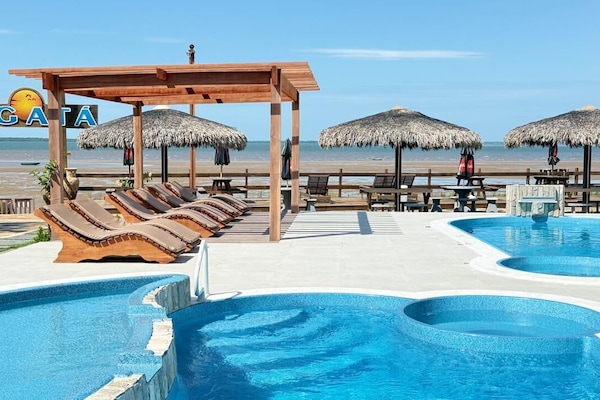 2 piscinas al aire libre, sombrillas, sillones reclinables de piscina