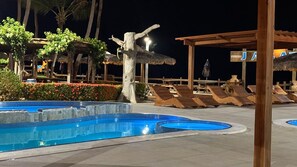 2 室外游泳池，10:00 至 18:00 开放，池畔遮阳伞，日光浴躺椅