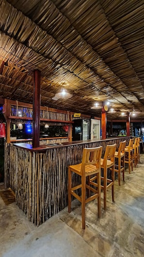 Bar junto a la piscina