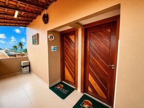 Departamento superior, vista al océano | Ropa de cama de alta calidad, minibar y decoración personalizada 