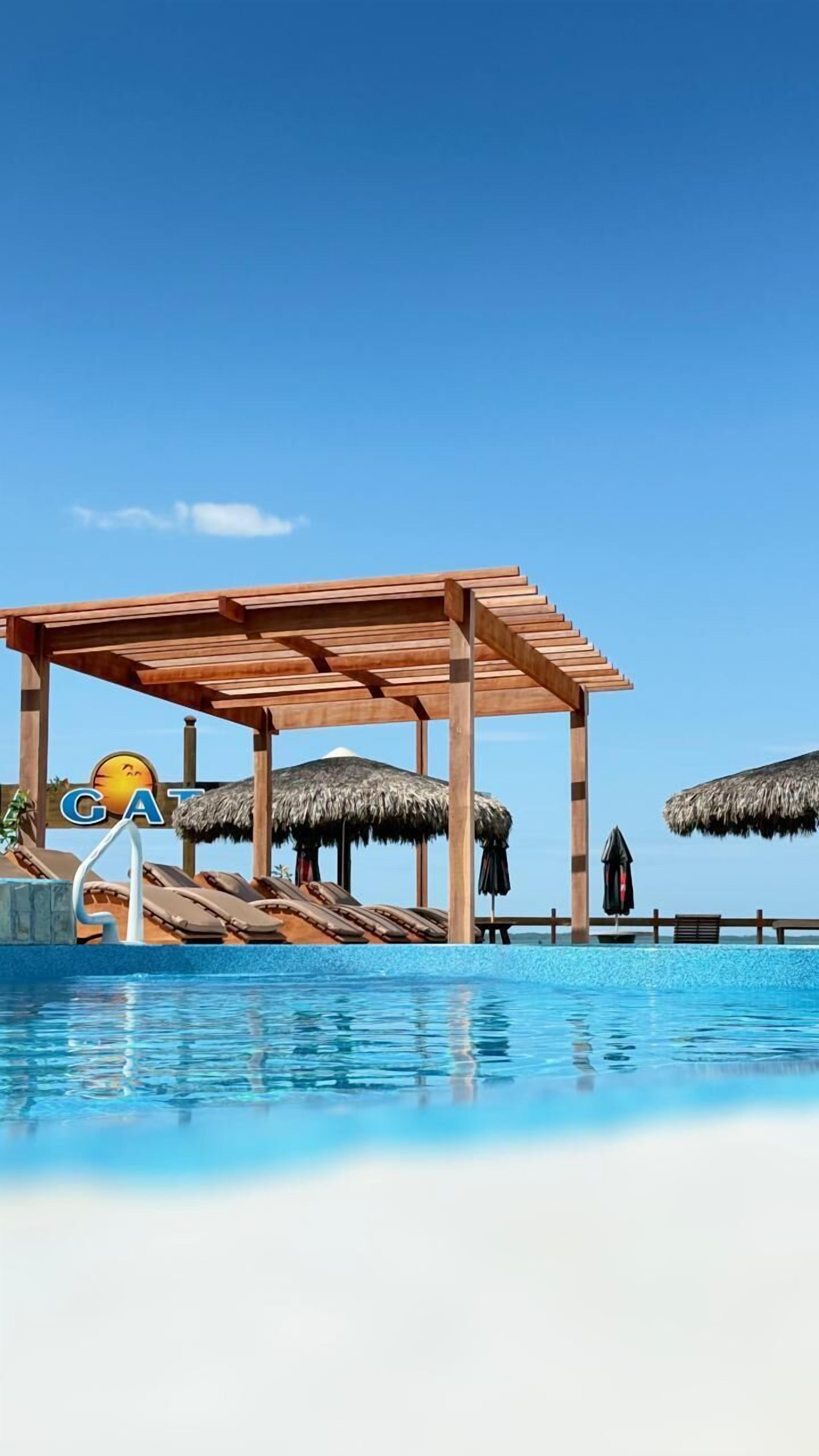 2 piscinas externas, funciona das 10h às 18h, guarda-sóis