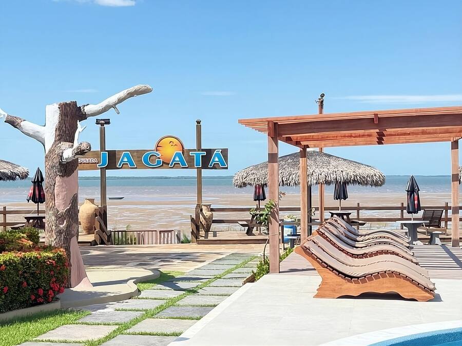 Vista frontal de la propiedad