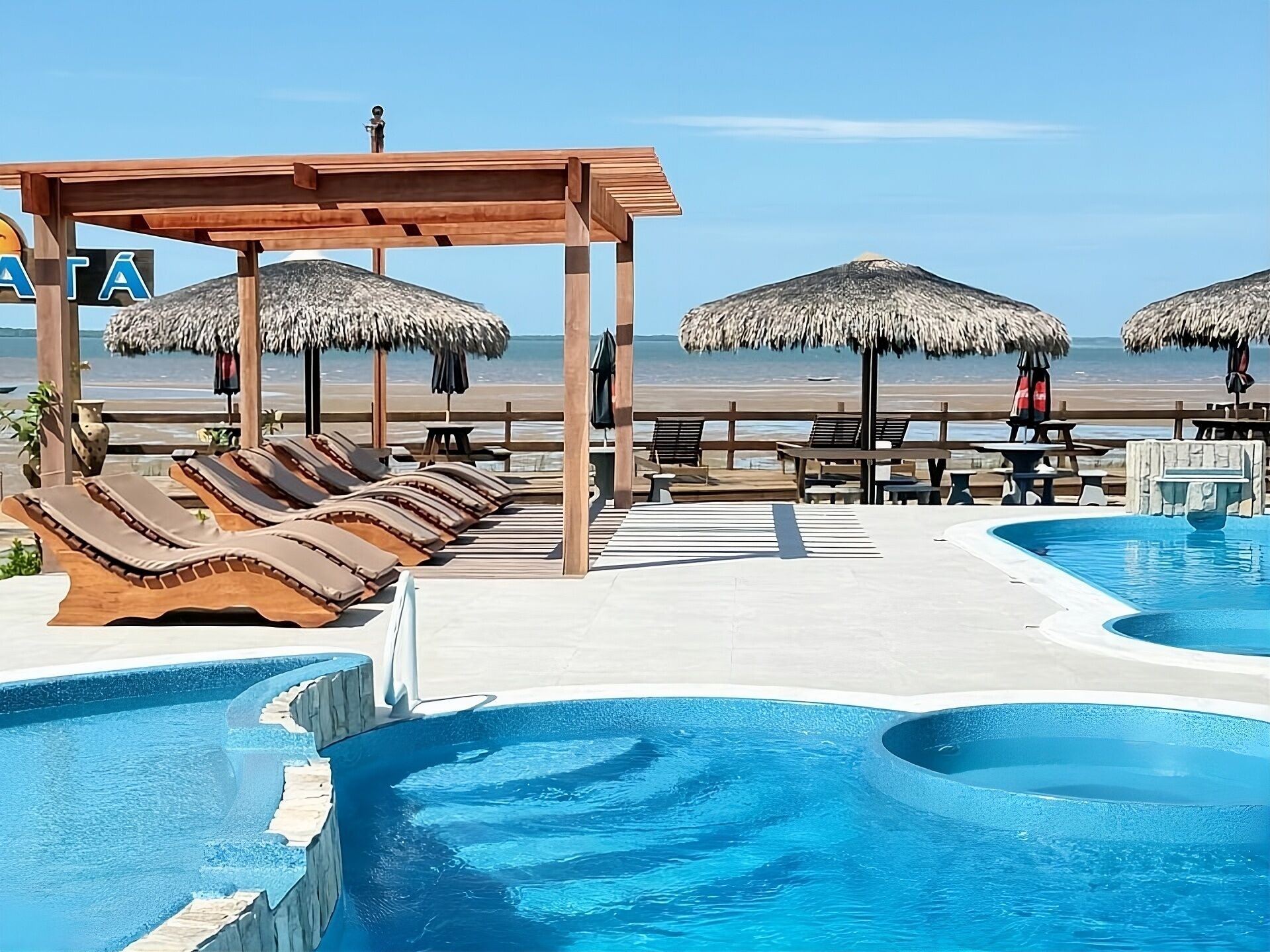 2 piscinas externas, funciona das 10h às 18h, guarda-sóis