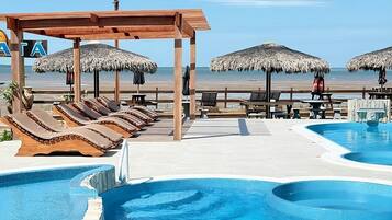 2 piscinas externas, funciona das 10h às 18h, guarda-sóis