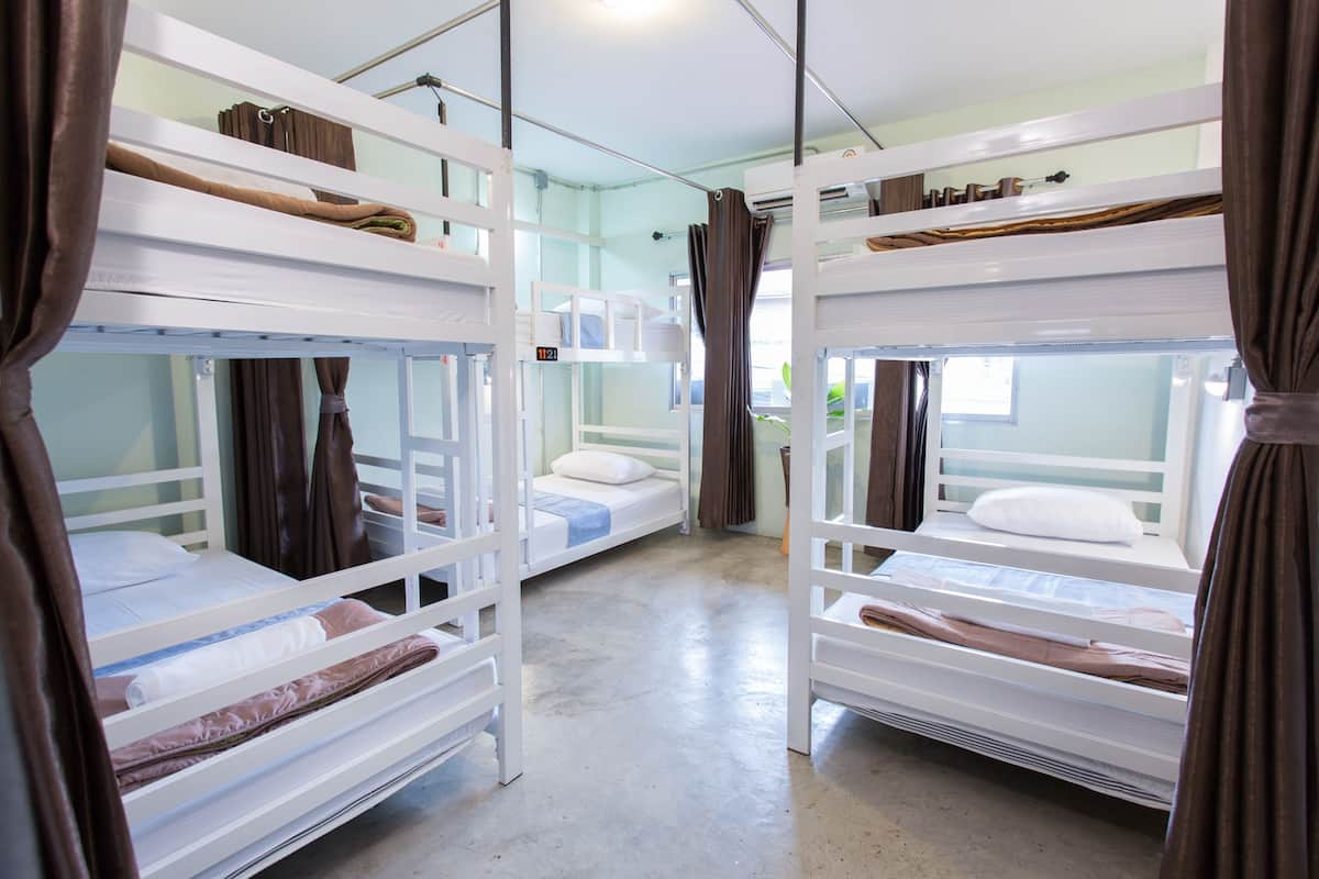 Family Room 3 Bunk Beds Air Con Shared Bathroom | Premium bedding, desk, free WiFi, bed sheets