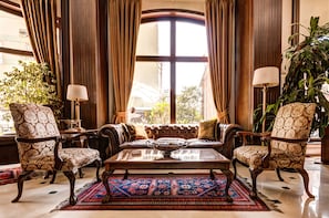 Lobby lounge