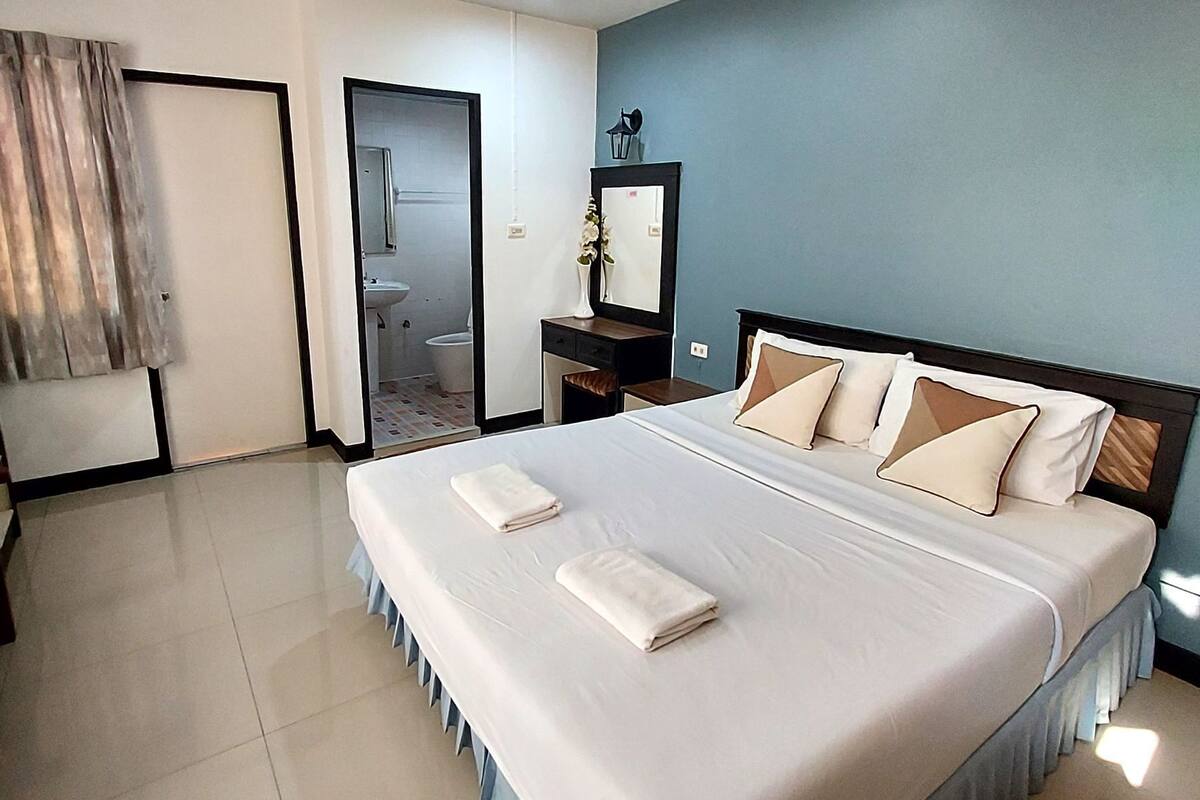 Deluxe Double Room with Balcony | ستائر تعتيم وواي فاي مجانًا وملاءات أسرّة