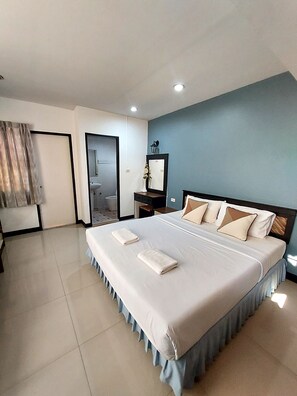 Deluxe Double Room with Balcony | Blackout drapes, free WiFi, bed sheets - Traveller Inn Hotel (Chiang Mai)