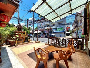 Terrace/patio - Traveller Inn Hotel (Chiang Mai)