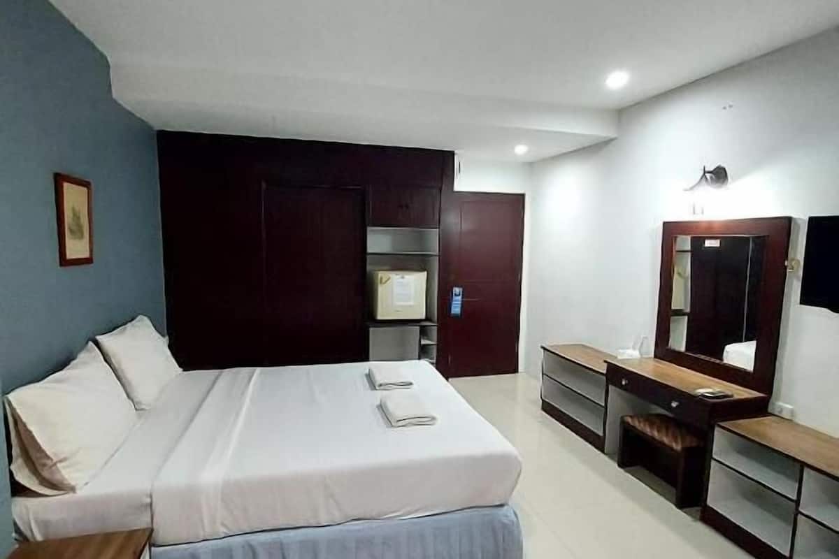 Blackout curtains, free WiFi, bed sheets