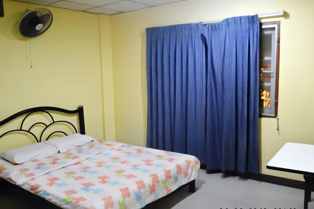 Blackout drapes, free WiFi, bed sheets