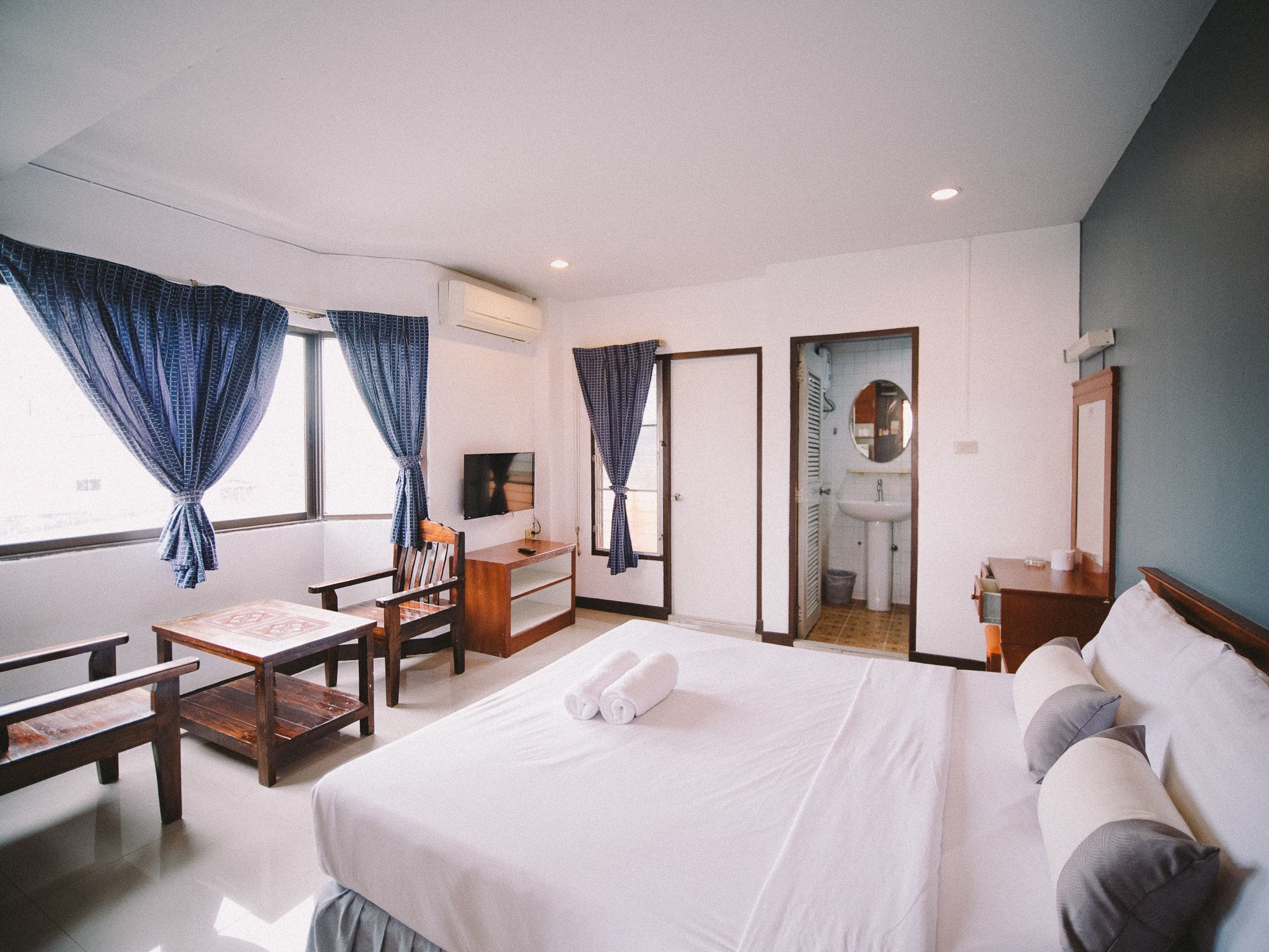 Blackout curtains, free WiFi, bed sheets