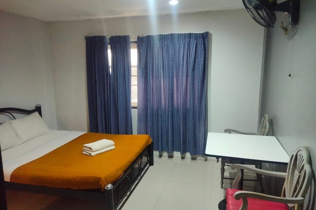 Standard Double Room with Fan | ستائر تعتيم وواي فاي مجانًا وملاءات أسرّة