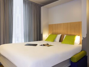 Estudio, 1 cama doble | Ropa de cama hipoalergénica, caja fuerte, escritorio y cortinas opacas