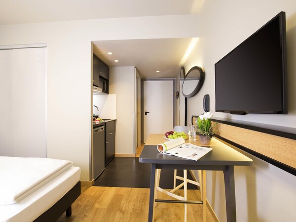Hypo-allergenic bedding, in-room safe, desk, blackout curtains