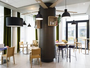 بوفيه فطور يوميًا بتكلفة قدرها (18 EUR للشخص)