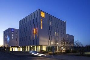 واجهة المنشأة - في المساء/الليل