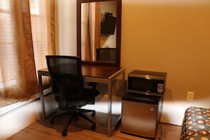Quarto standard, 1 cama Queen, para não fumantes (Private Bathroom ) | Wi-Fi de cortesia, roupa de cama