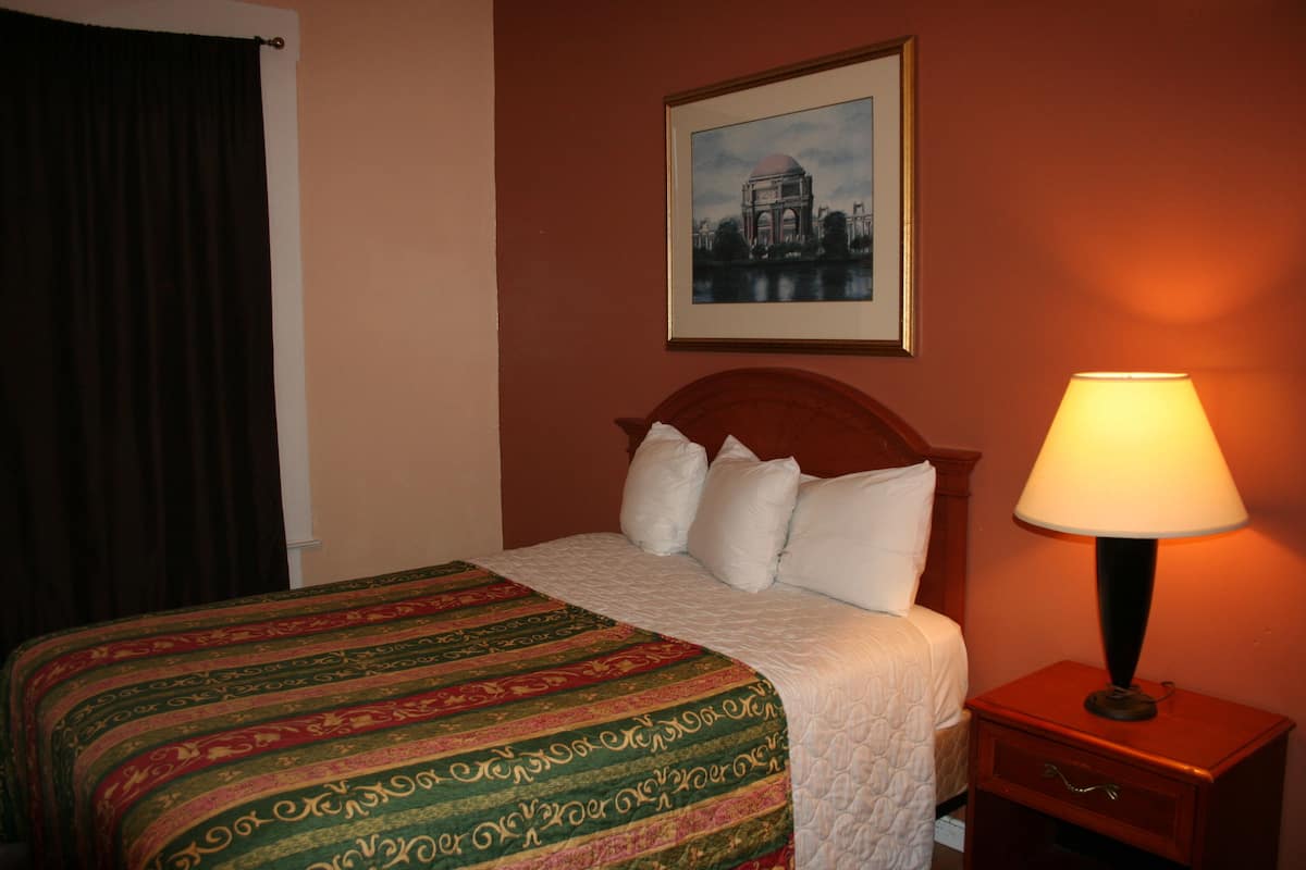 Camera Standard, 1 letto queen, non fumatori (Private Bathroom ) | Wi-Fi gratuito, lenzuola