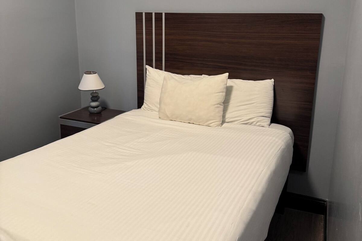 Standardzimmer, 1 Queen-Bett, Nichtraucher (Private Bathroom ) | Hochwertige Bettwaren, kostenloses WLAN, Bettwäsche