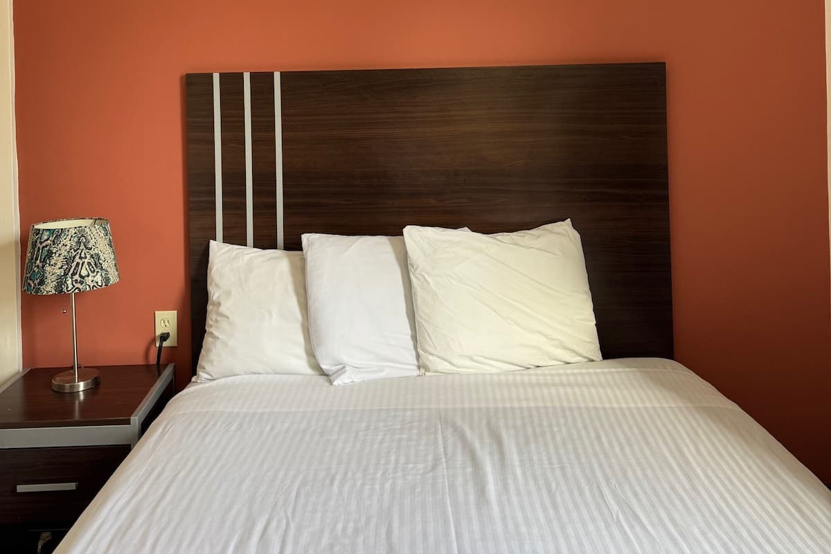 Renovated, 1 Queen Bed, Non-Smoking (Private Bathroom) | Sengetøy av topp kvalitet, wi-fi (inkludert) og sengetøy