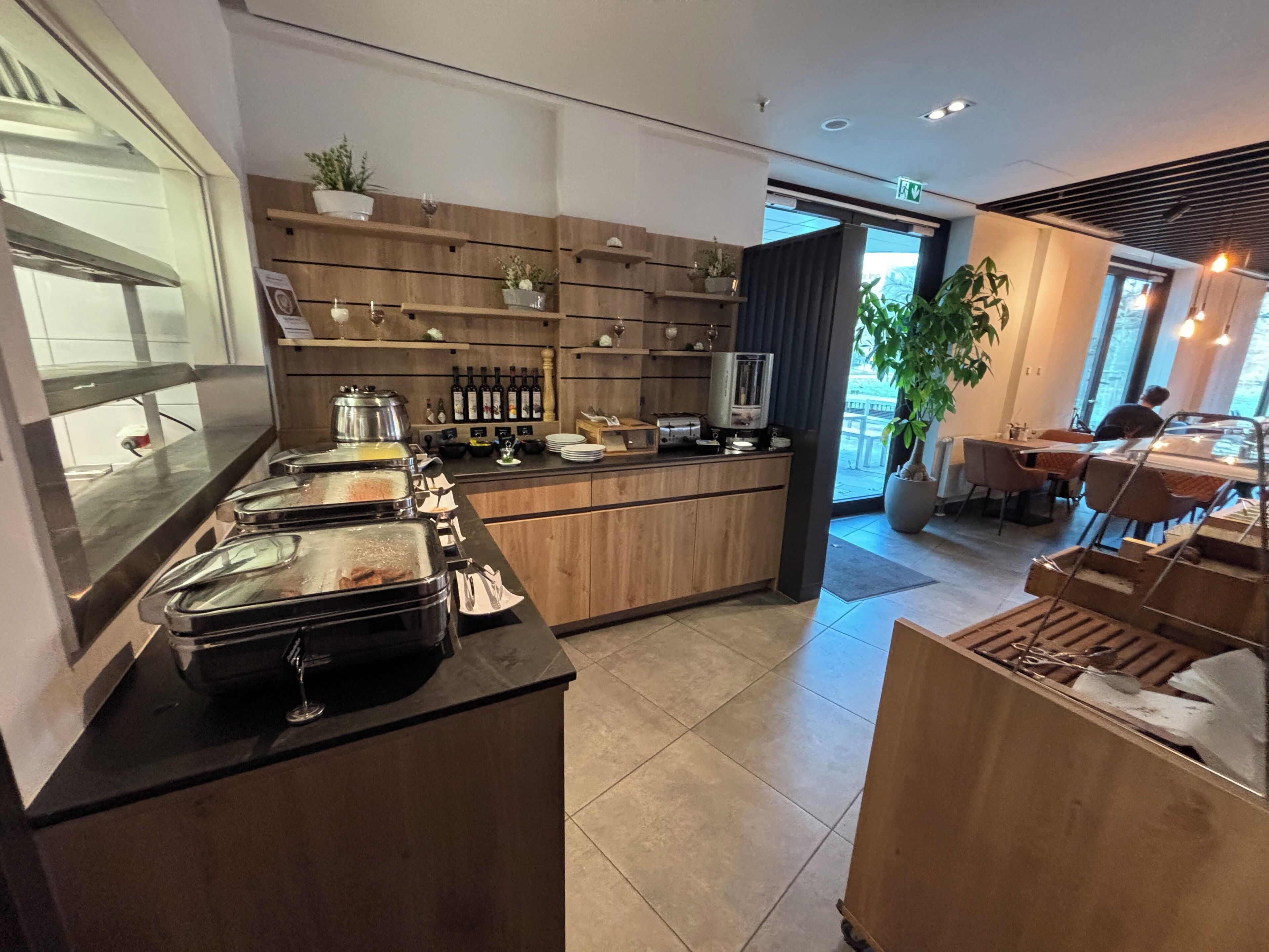 Cocina moderna con servicio de comidas tipo buffet, armarios de madera y una variedad de electrodomésticos.
