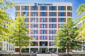 A multi-story hotel with a modern facade, large windows, and a prominent signage for 'Best Western'. - Best Western Hotel Airport Frankfurt (Frankfurt)